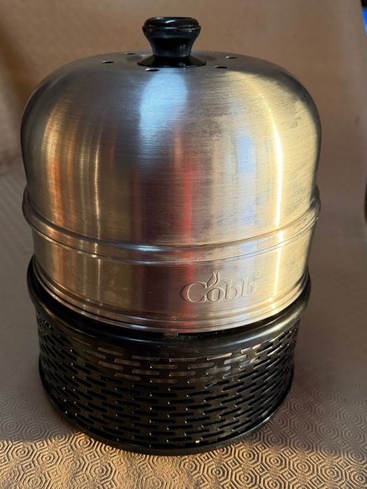 Grelhador COBB com oferta de caixa de 6 brickets Cobble Stone