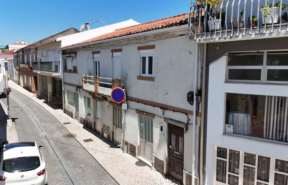Prédio localizado em Louriçal, Pombal