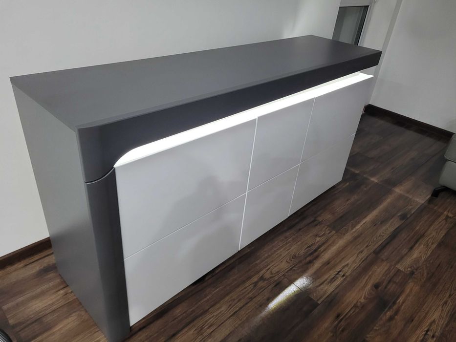 Komoda z podświetleniem.