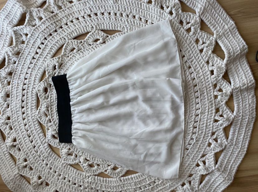 Biała spódniczka z czarnym pasem XS