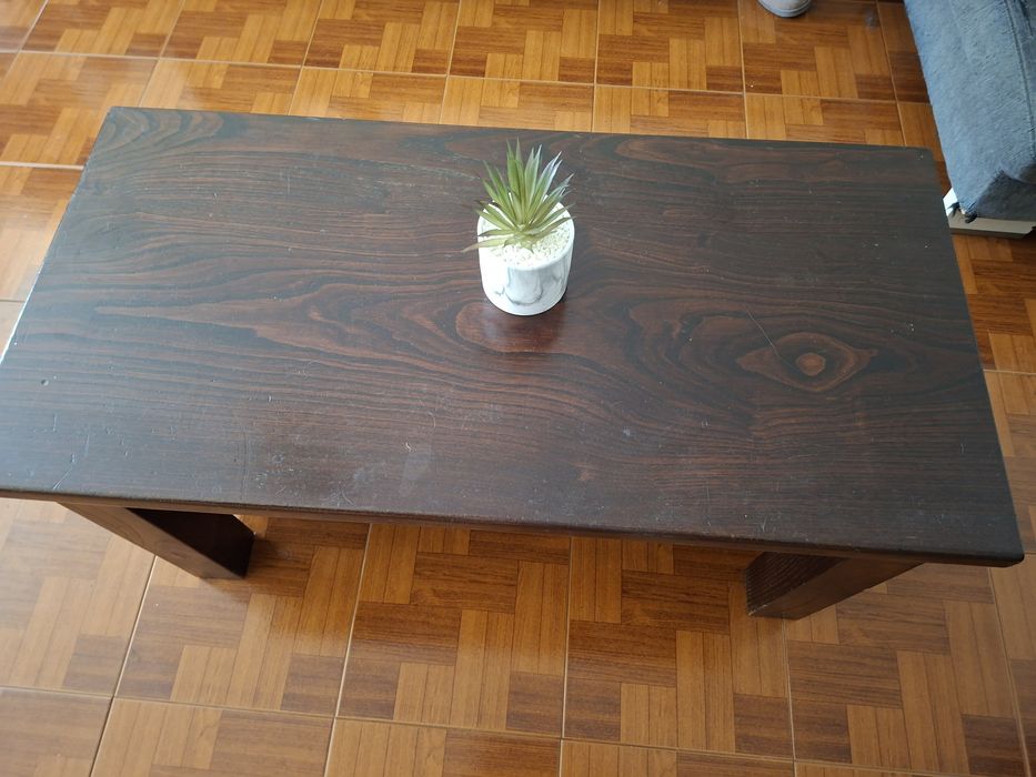 Móveis de sala,  mesa de jantar, mesa de centro, e Louceiro.