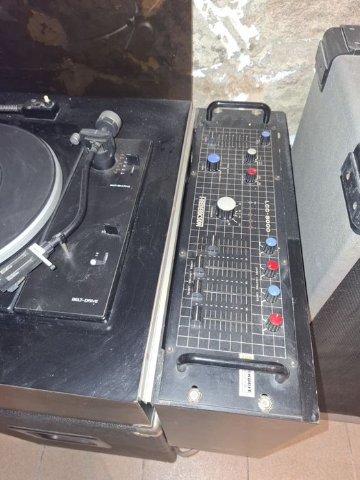 Aparelhagem antiga em bom estado. Tem alguns endereços