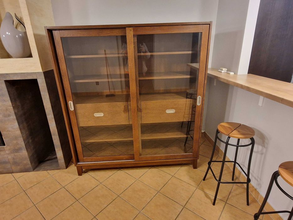 Przeszklona witryna fornirowana