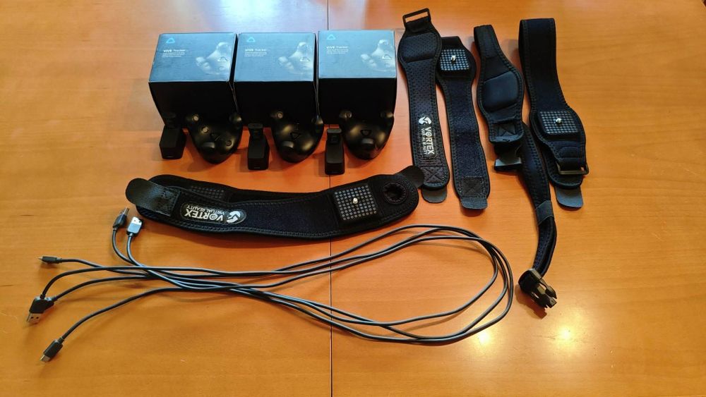 3 trackery Vive Trackers 3.0 + dongle (+ stacje na dongle i kable OEM), oryginalne opakowanie + pasy Vortex Virtual Reality full-body tracking/FBT