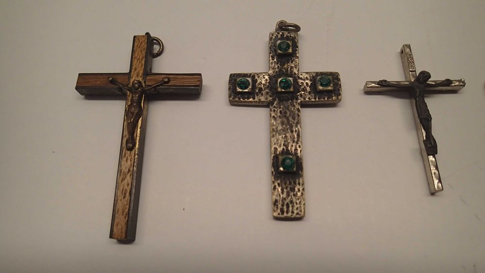 Crucifixos antigos de diversos materiais
