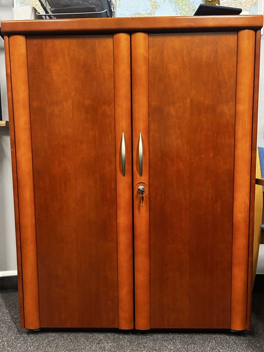 Zestaw drewnianych mebli CAPITOL do pokoju Prezesa.