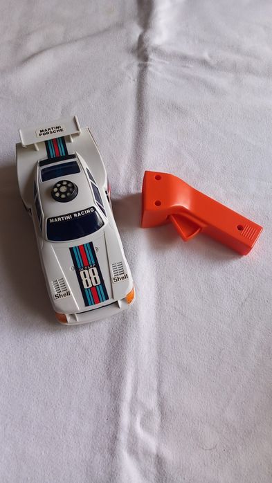 Porsche 935 Turbo em escala, apresentando a icônica pintura "Martini Racing".