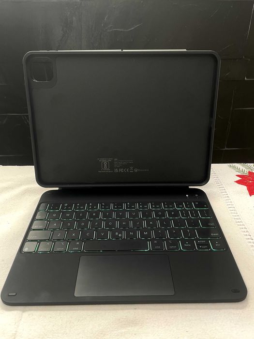 ESR Rebound Magnetic Keyboard para iPad 10.9” ou 11"