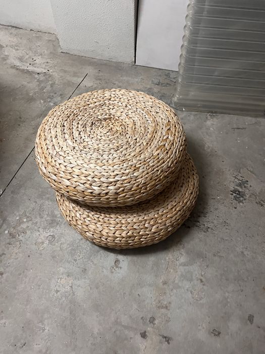 2 mesas redondas de apoio