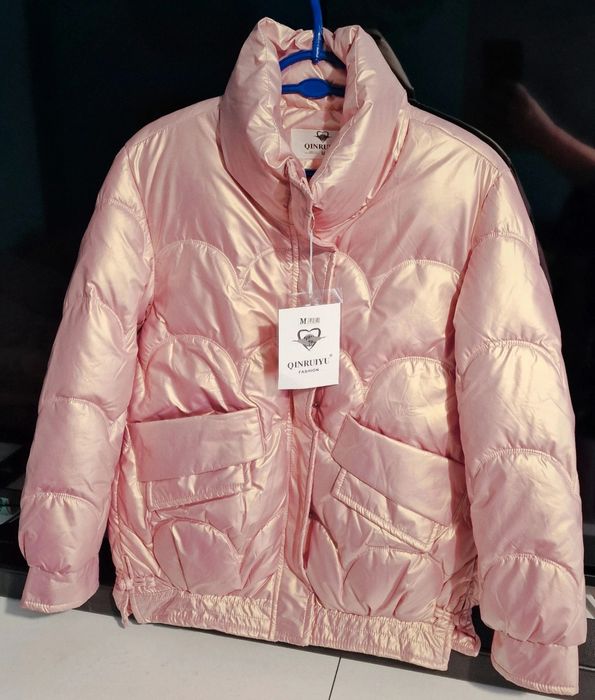 Błyszcząca różowa pikowana kurtka damska.