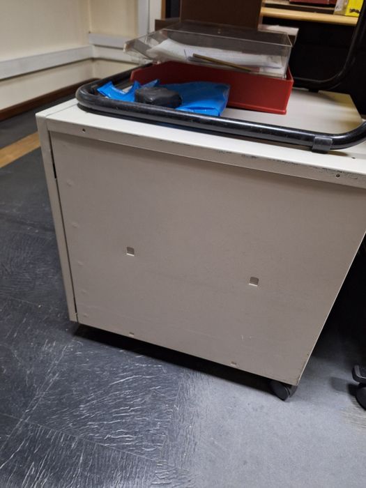 Móvel metálico  0,81 x 0,56 x0,57