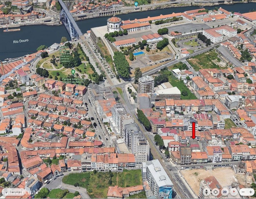 Moradia T2 para restauro a 1 minuto da estação de General Torres