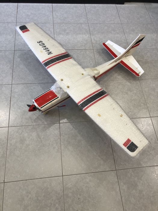 Avião RC motor eléct. ( Em Foam ) Novo. C/ Radio 2.4