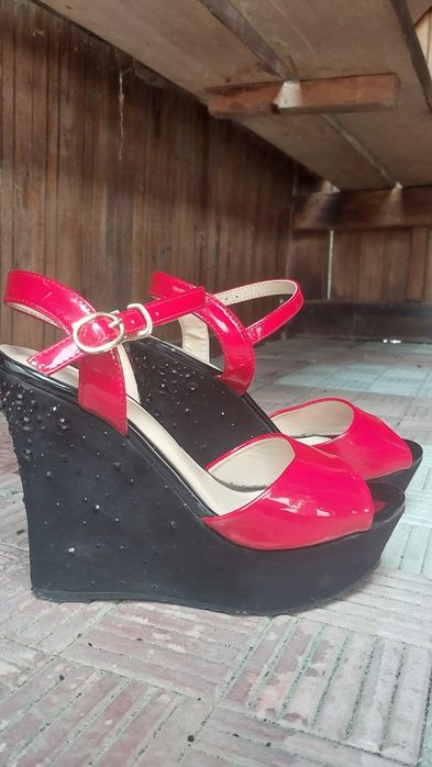 Лакові босоніжки