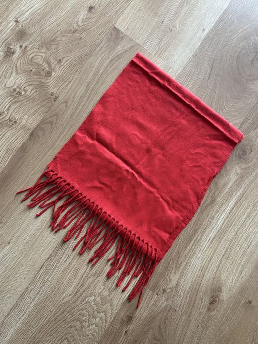 Czerwony szalik basic z frędzlami