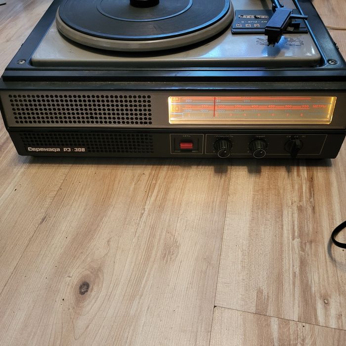 Rosyjskie radio z adapterem