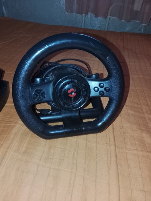 Руль і педалі для комп'ютера.