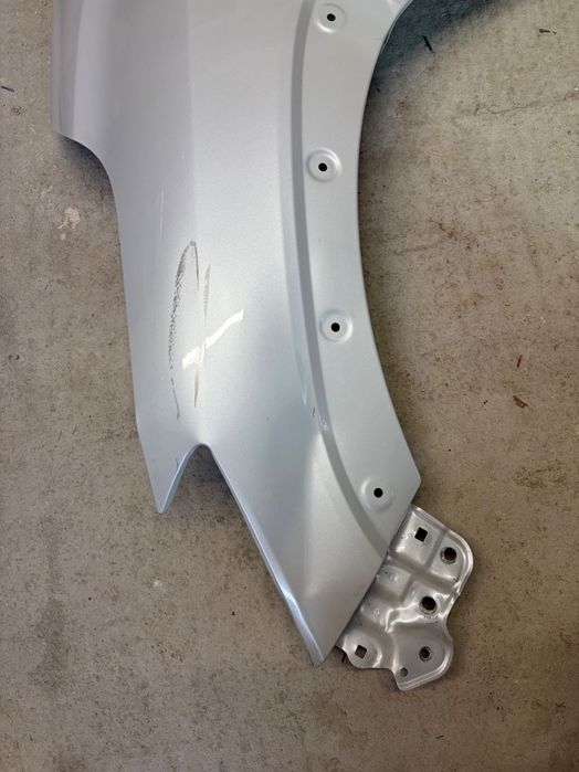 Błotnik przód lewy biała perła 089 Toyota Corolla Cross