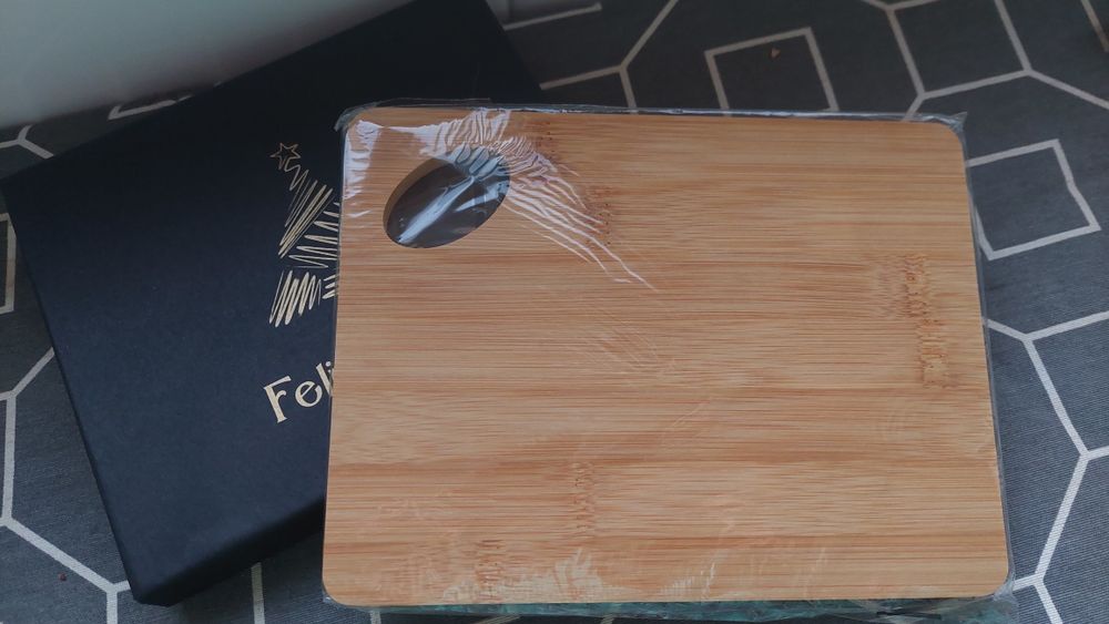 Conjunto de facas para queijo  e uma tábua de corte