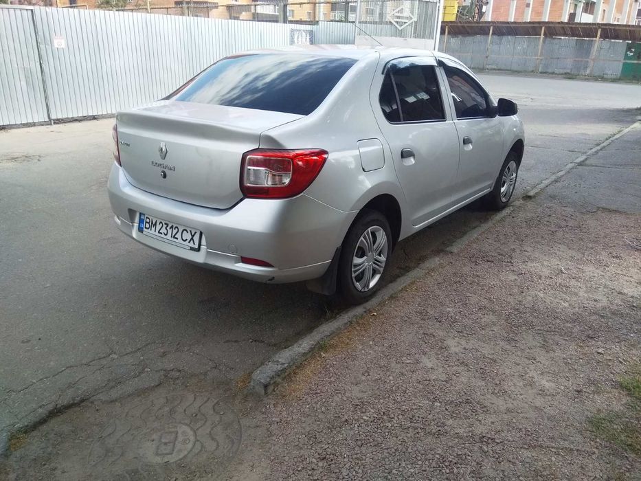 Рено Логан автомобиль
