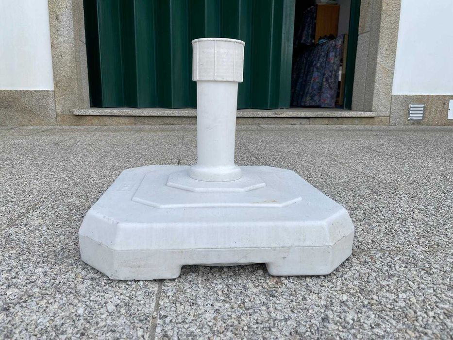 Base branca para guarda-sol com guarda-sol incluído