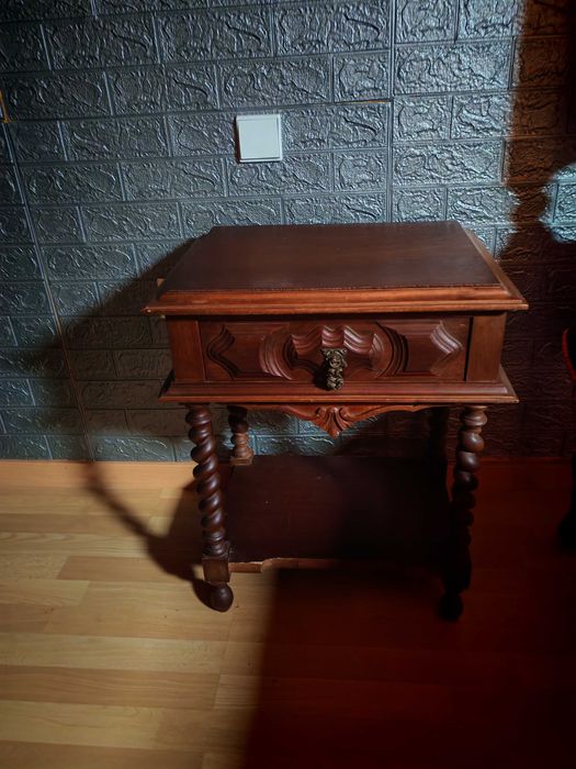 Cama Casal Completa (sem colchão) + 1 Mesinha Cabeceira