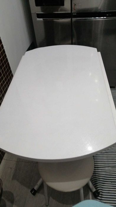 Vendo mesa de cozinha com 4 bancos