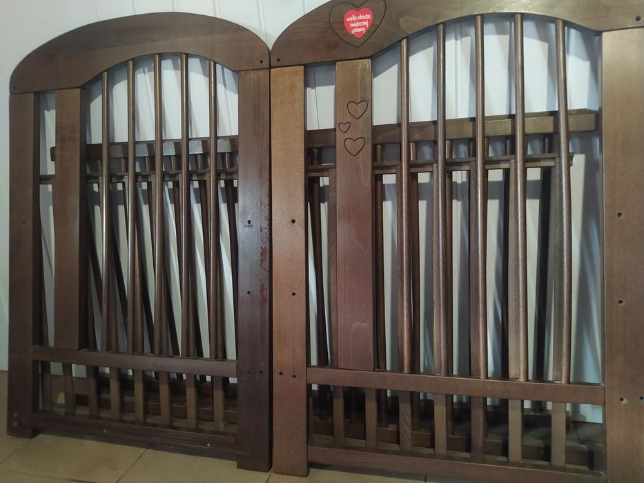 Łóżeczko drewniane z baldachimem