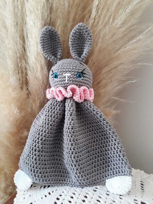 Coelhinho de apego em amigurumi