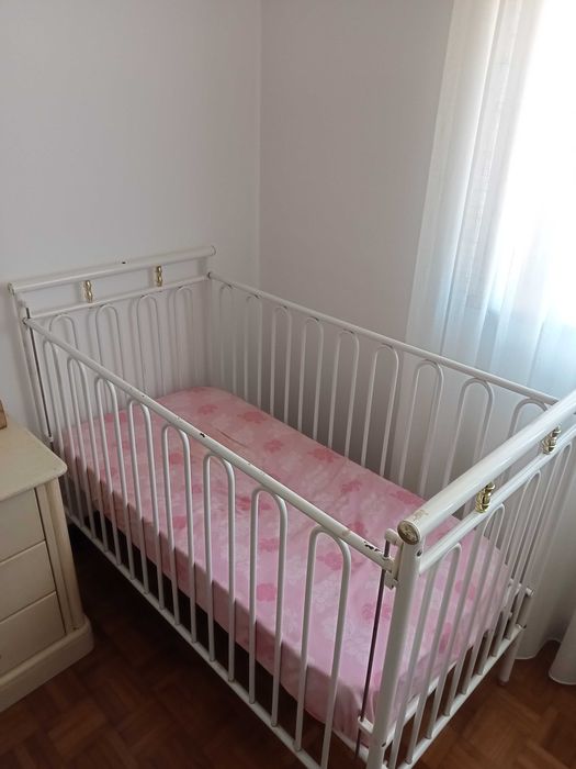 Cama de bebé em ferro