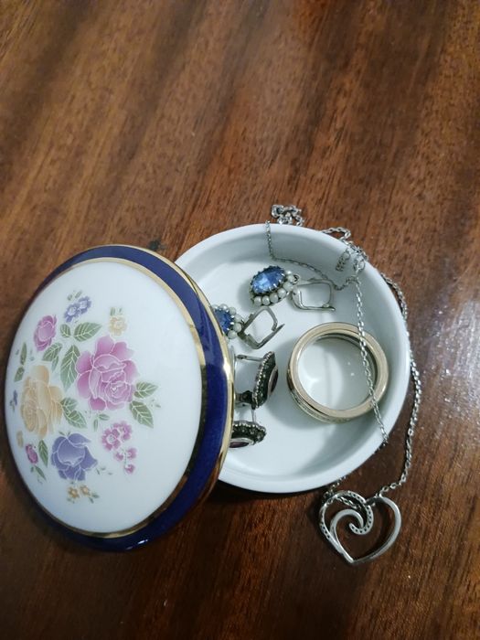 Caixinha rendonda em porcelana