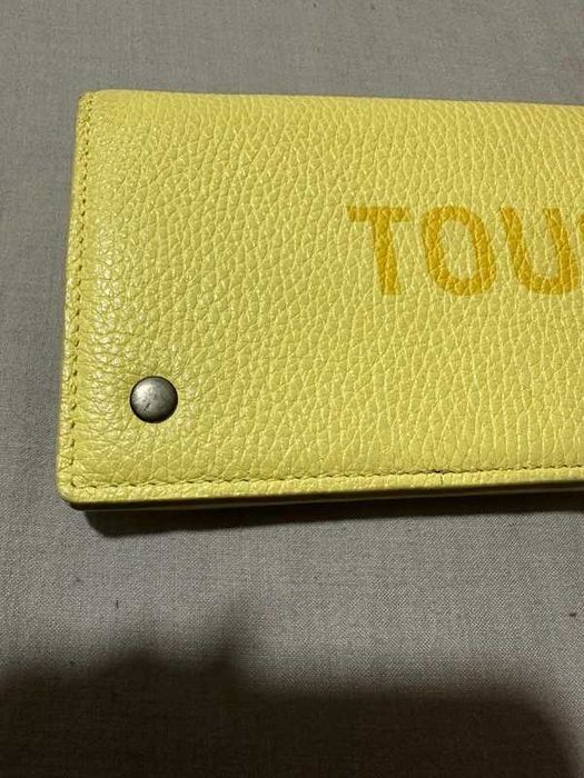 carteira amarela tous com letras amarelas escuras