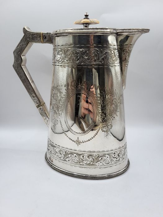 Posrebrzany dzbanek do kawy