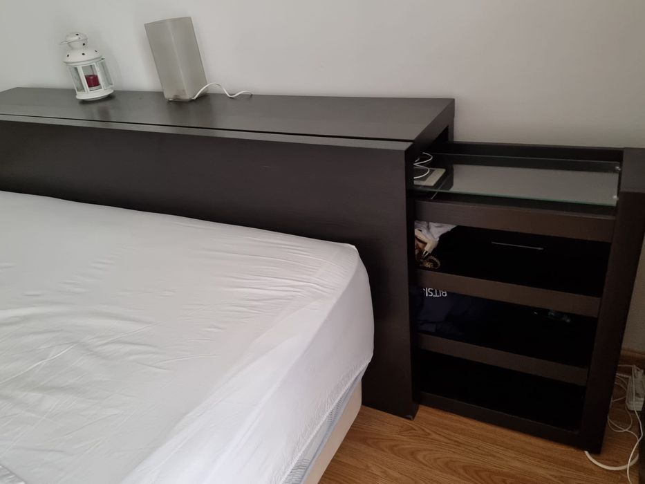 Cabeceira de cama com mesas embutidas IKEA