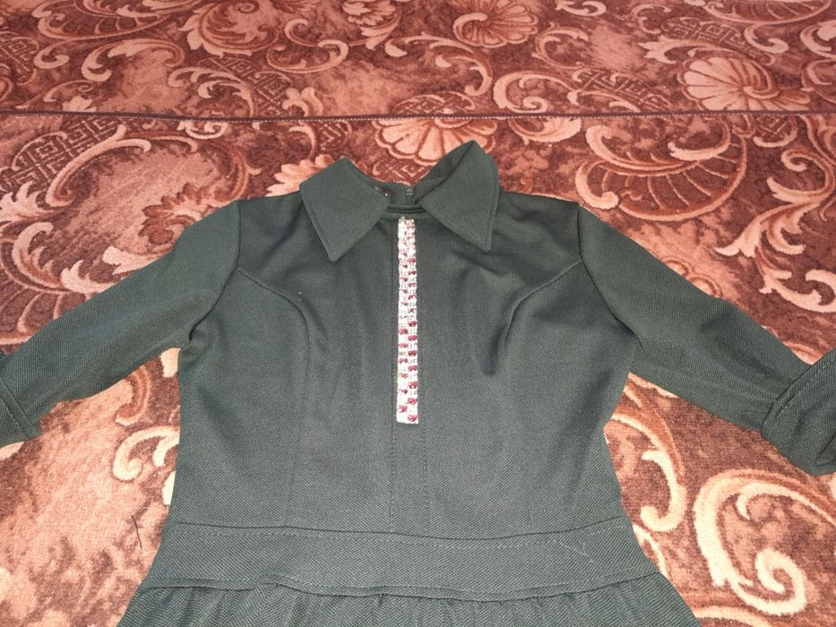 Зелена сукня із камінчиками