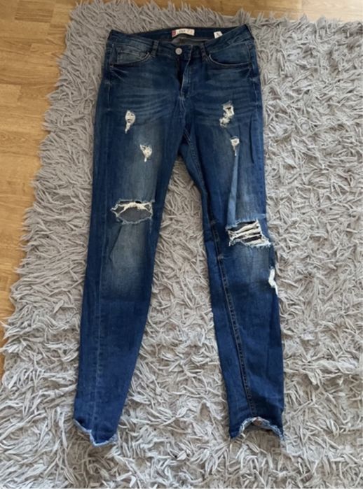 Jeansy z dziurami