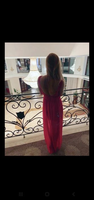 Czerwona długa wieczorowa sukienka z koronką