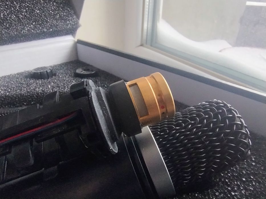 Микрофон AKG C1000S.