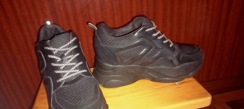 Продам кросівки в гарному стані