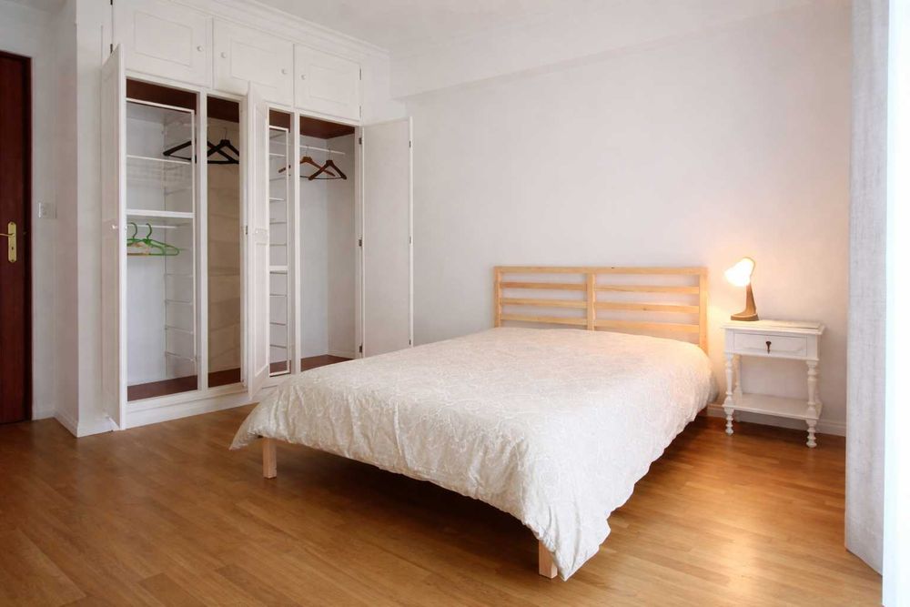 Quartos em Apartamento T3 Renovado: Vista e Localização Privilegiada