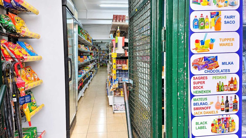 Mercado Mercearia em pleno funcionamento em campolide