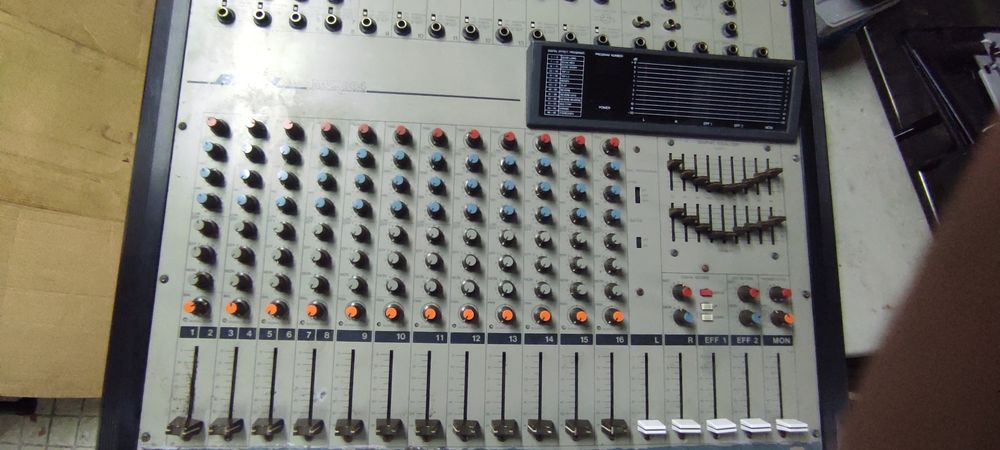 Mesa de mistura amplificada 300w x 300w made in Japan12 canais+efeitos