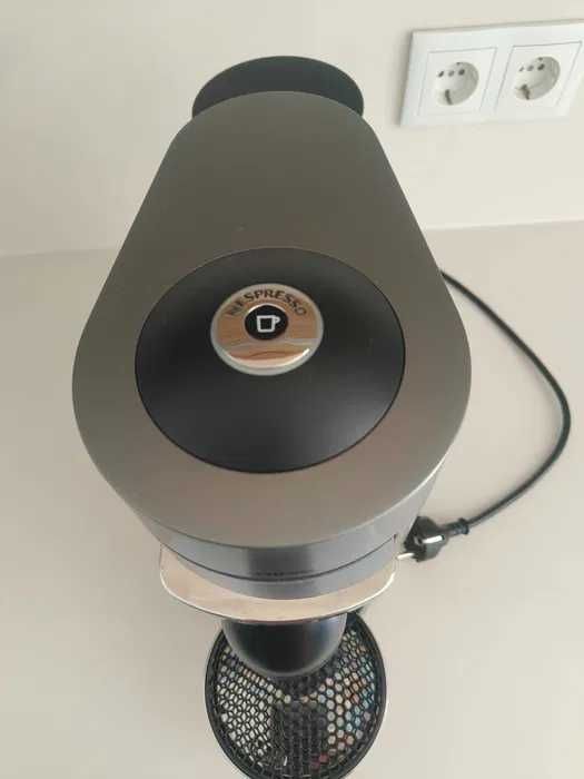 Máquina nespresso Vertuo Plus Usada