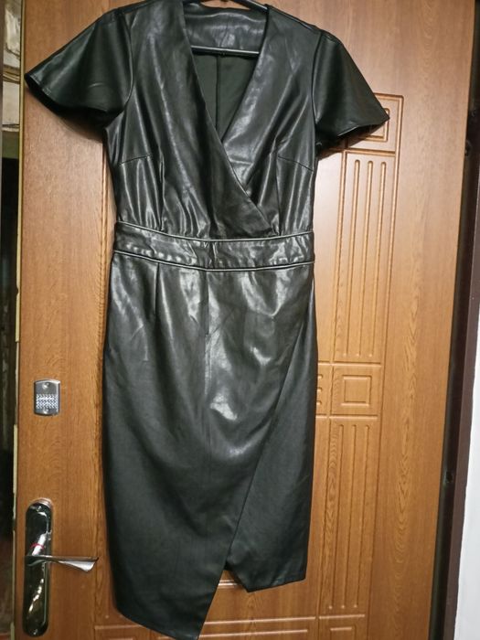 Красивое платье экокожа.