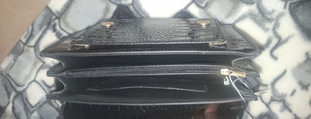 Modna nowoczesna torebka kuferek czarna lakierkowa z zlotym