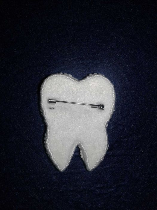 Брошь из бисера "Зуб"