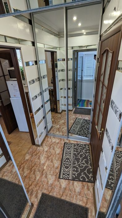 1 поверх. Не просто 2 кім квартира 2км-центра, 500м-ЖД, є ще 2 кв