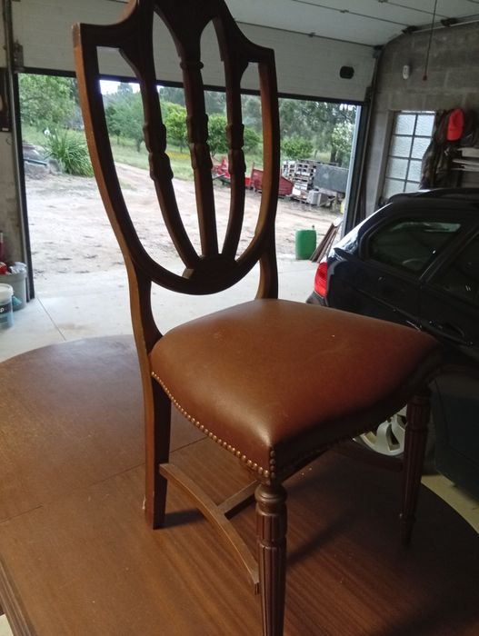 Vendo mesa e seis cadeiras