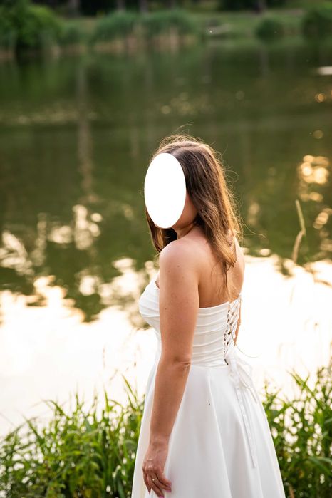 Suknia ślubna z delikatną koronką, rozm. 38
