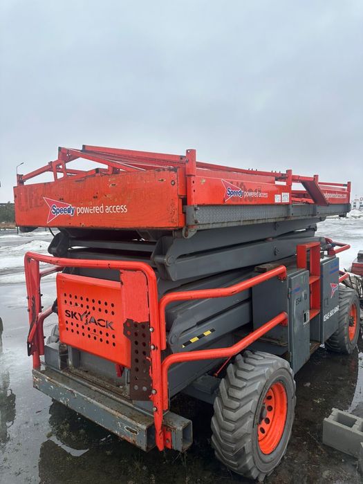 Ножничний навантажувач